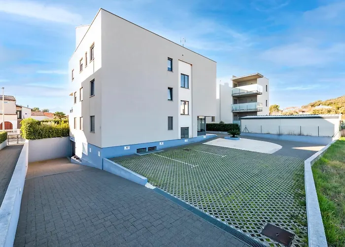Sunny Day - Apartment With Parking