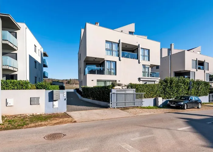 Sunny Day - Apartment With Parking